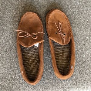 Men’s Isotoner suede bedroom slippers 9.5-10 NWOT